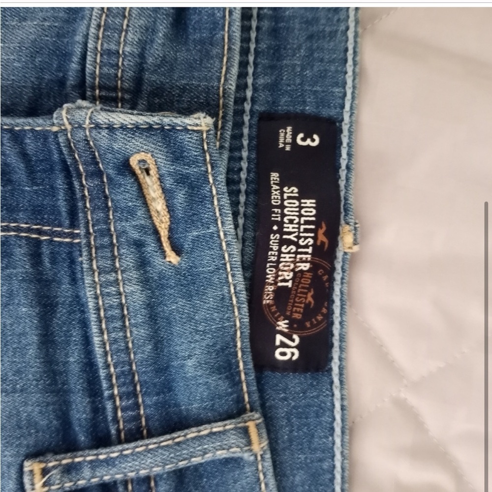 Hollister Denim Slouchy Short Size 26 -3-EUC- ☀️⛺️-relaxed fit -distressed​​ - Picture 7 of 7